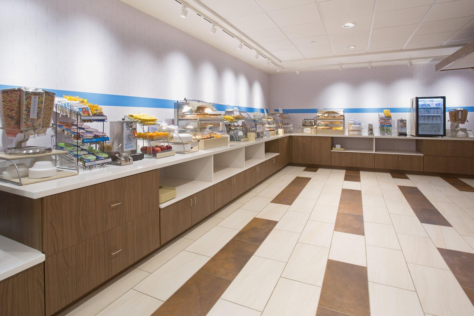Holiday Inn Express & Suites - Calgary Airport Trail Ne By Ihg Eksteriør billede
